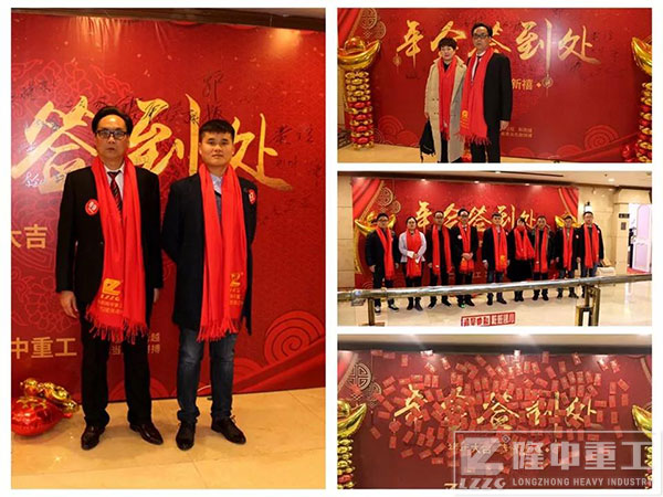 到会的米兰入口各位L导在签到处合影
