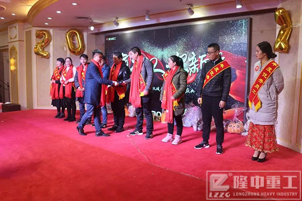 董事长白友斌及总经理白利明先生对米兰入口y秀员工进行表彰