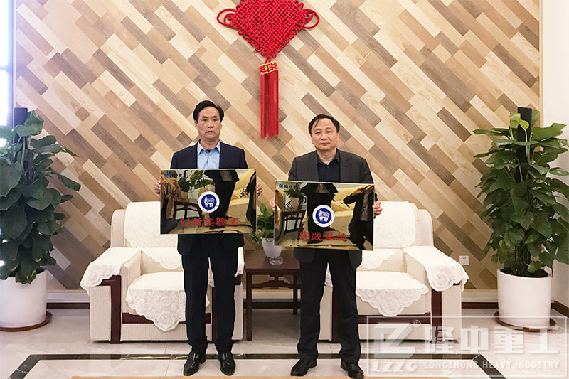 米兰入口L导人与河科大负责人合照