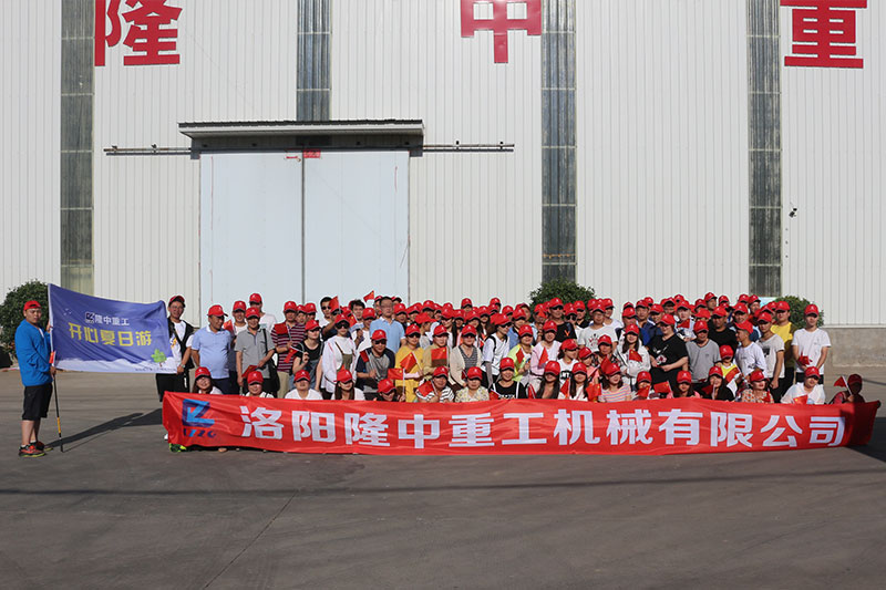 米兰入口全体在厂门口合影