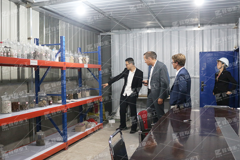客户米兰入口参观物料分析研究室