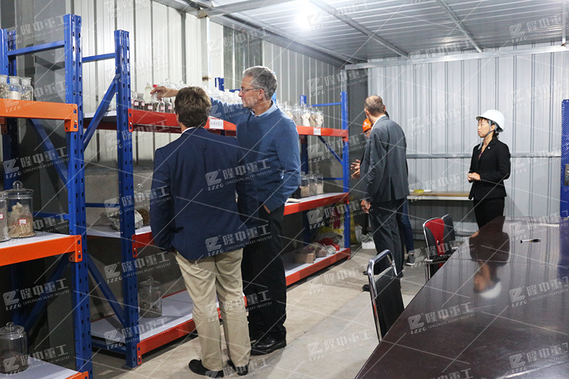 客户米兰入口参观物料分析研究室