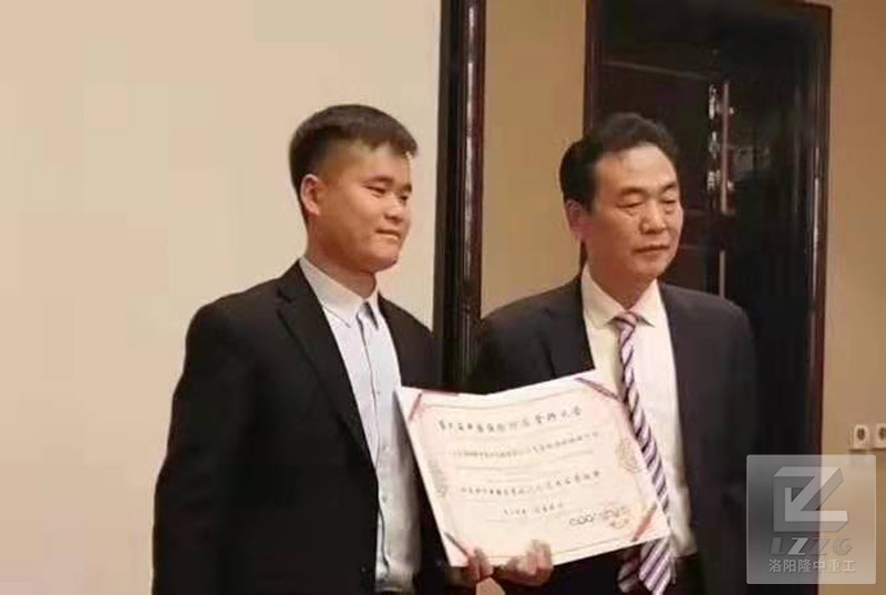 米兰入口总经理白利明先生上台接受表彰