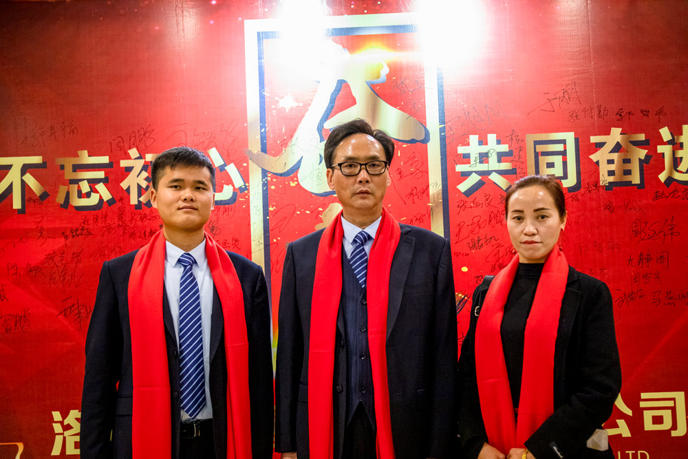 米兰入口主要负责人在签到墙前合影留念